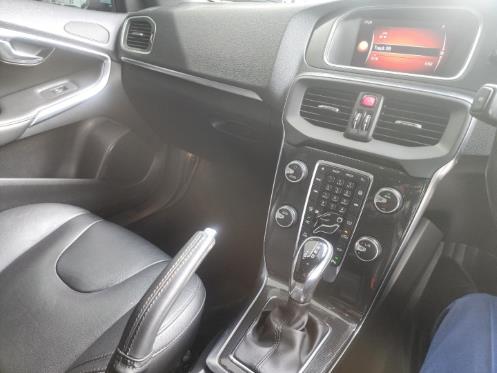 2020 Volvo V40 T3 Momentum Auto, photo 11