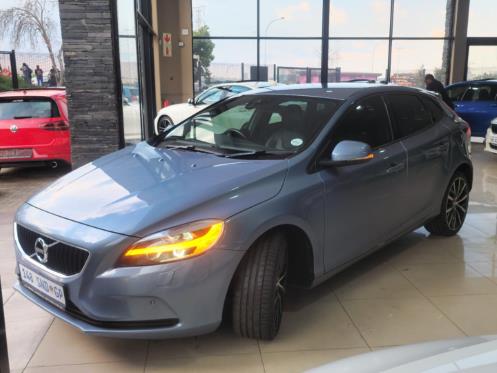 2020 Volvo V40 T3 Momentum Auto, photo 4