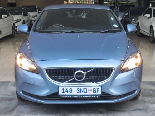 2020 Volvo V40 T3 Momentum Auto, photo 2